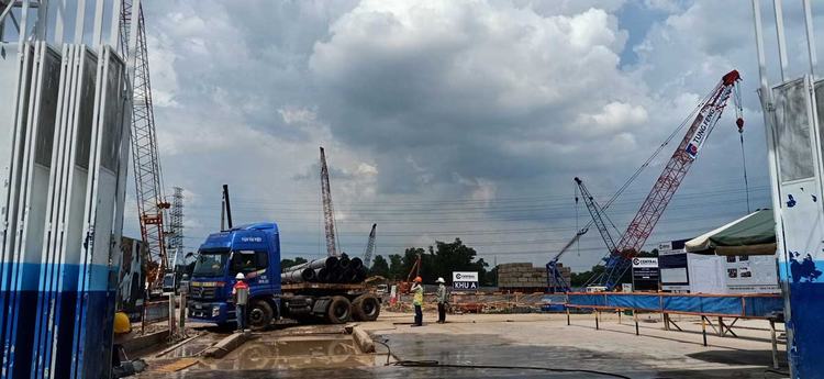 Công nhân đang gọi điện cho nhà đầu tư