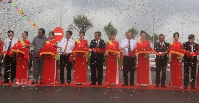 Phó Thủ tướng Thường trực Chính phủ Trương Hòa Bình, đại diện các  bộ, ngành Trung ương và lãnh đạo tỉnh cắt băng khánh thành tuyến đường QL 19B từ KKT Nhơn Hội đến Sân bay Phù Cát.
